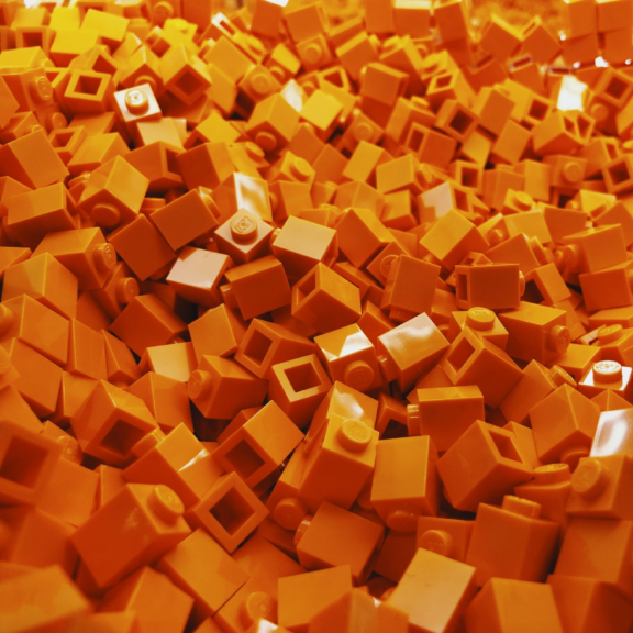 Legobitar som är orangea