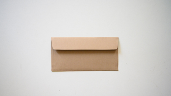 Brunt kuvert med vit bakgrund