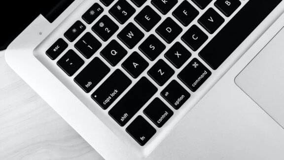 tangentbord ovanifrån i svart och vit färg