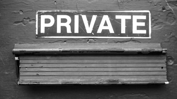skylt med ordet private på en dörr ovanför en brevlåda